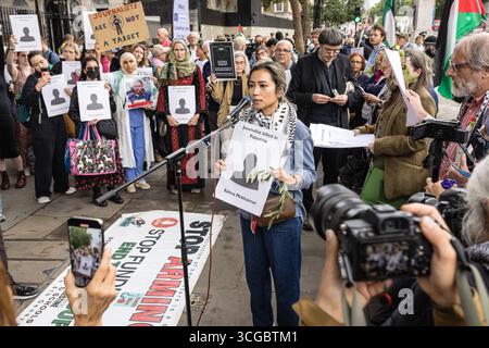 LONDRES, Royaume-Uni - 26 août 2025 : des membres du Syndicat national des journalistes et sympathisants organisent une veillée devant Downing Street en mémoire des journalistes tués à Gaza. La veillée fait suite aux frappes aériennes du 25 août sur l'hôpital Nasser à Khan Yunis, qui ont tué au moins 20 personnes, dont cinq journalistes, et à d'autres meurtres récents qui ont porté le total à au moins 219 journalistes et professionnels des médias tués à Gaza au cours des 22 derniers mois. Les participants ont appelé à un cessez-le-feu immédiat, à des enquêtes internationales et à des mesures visant à protéger les journalistes qui font des reportages dans les zones de conflit. Banque D'Images
