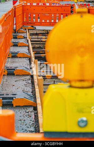 Barrière de construction orange vif avec lumières Banque D'Images