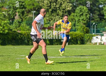 Joueurs de rugby photographiés en action lors de la finale du Championnat roumain de rugby 7 2025 qui s'est tenue à Bucarest, en Roumanie. Banque D'Images