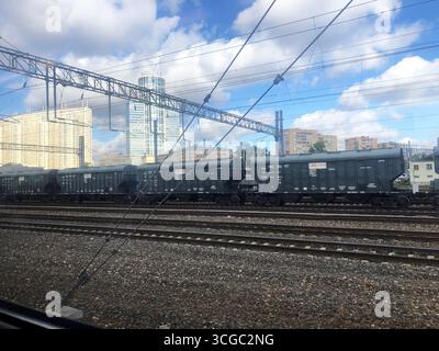 Vue depuis la fenêtre du train jusqu'au chemin de fer. Vue de la fenêtre du train avec le reflet dans la fenêtre des lampes. Banque D'Images