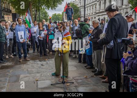 Le Syndicat national des journalistes (NUJ) a organisé une manifestation devant le 10 Downing Street à Londres, condamnant le meurtre de journalistes à Gaza. La manifestation a mis en lumière l’attaque récente d’Israël contre un hôpital dans le sud de Gaza, où plusieurs journalistes figuraient parmi les victimes. Les journalistes et les partisans ont appelé le gouvernement britannique à agir et à protéger la liberté de la presse. Banque D'Images