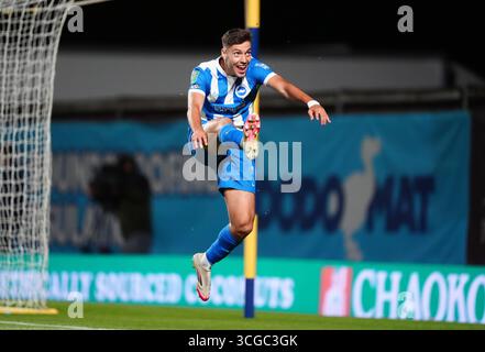 Stefanos TZIMAS de Brighton et Hove Albion célèbre après avoir marqué son quatrième but lors du match de deuxième tour de la Carabao Cup au Hill Kassam Stadium, Oxford. Date de la photo : mercredi 27 août 2025. Banque D'Images