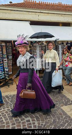 Deux dames en costumes de belle Epoque dans la rue au festival annuel Soulac 1900. 7 juin 2025. Soulac-sur-mer, France. Banque D'Images