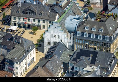 Luftbild, Maiworm Metzgerei und Außengastronomie, rechts das Südsauerlandmuseum, Alter Markt, Attendorn, Sauerland, Nordrhein-Westfalen, Deutschland ACHTUNGxMINDESTHONORARx60xEURO *** vue aérienne, boucherie Maiworm et restaurant extérieur, à droite le Südsauerlandmuseum, Alter Markt, Attendorn, Sauerland, Rhénanie du Nord-Westphalie, Allemagne ATTENTIONxMINDESTHONORARx60xEURO Banque D'Images