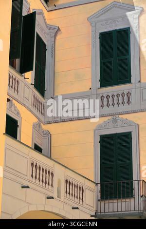 253 fausse frise, balcon et cadres de fenêtres sculptés, trompe-l'oeil sur la façade d'une maison de la rue via Vittorio Emanuele. Monterosso al Mare-Ligurie. Banque D'Images