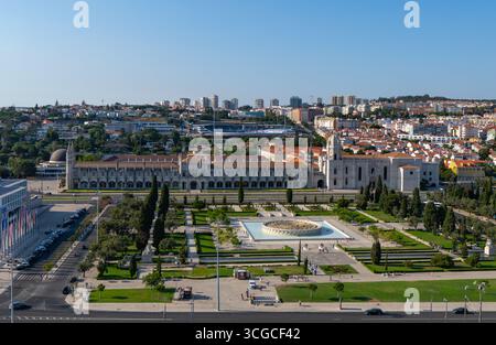 Lisbonne, Portugal – vue sur le monastère de Jerónimos et les jardins de la Praça do Império par un après-midi clair. Banque D'Images