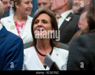 Austin, États-Unis. 27 août 2025. Le sénateur ANGELA PAXTON regarde le Capitole du Texas alors que le gouverneur Greg Abbott (non représenté) termine la signature de trois projets de loi liés à la santé réglementant les additifs, interdisant les avantages sociaux de payer pour des collations sucrées et d'autres mesures de santé le 27 août 2025. Crédit : Bob Daemmrich/Alamy Live News Banque D'Images