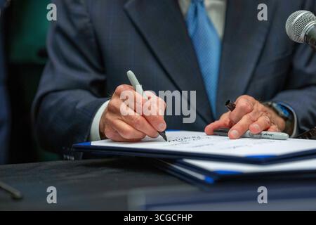 Austin, États-Unis. 27 août 2025. Le gouverneur GREG ABBOTT finalise la signature de trois projets de loi liés à la santé réglementant les additifs, interdisant aux prestations sociales de payer les collations sucrées et autres mesures sanitaires le 27 août 2025. Crédit : Bob Daemmrich/Alamy Live News Banque D'Images