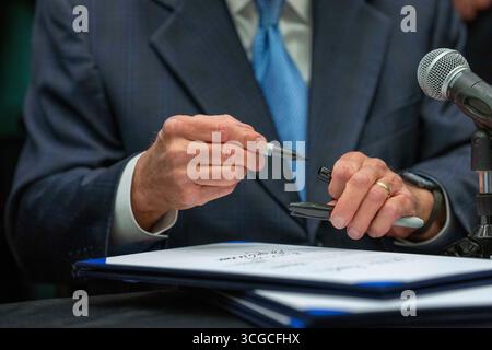 Austin, États-Unis. 27 août 2025. Le gouverneur GREG ABBOTT finalise la signature de trois projets de loi liés à la santé réglementant les additifs, interdisant aux prestations sociales de payer les collations sucrées et autres mesures sanitaires le 27 août 2025. Crédit : Bob Daemmrich/Alamy Live News Banque D'Images