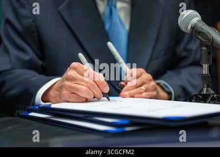 Austin, États-Unis. 27 août 2025. Le gouverneur du Texas, GREG ABBOTT, finalise la signature de trois projets de loi liés à la santé réglementant les additifs, interdisant aux prestations sociales de payer les collations sucrées et autres mesures sanitaires le 27 août 2025. Crédit : Bob Daemmrich/Alamy Live News Banque D'Images