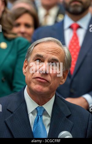 Austin, États-Unis. 27 août 2025. Le gouverneur du Texas, GREG ABBOTT, répond aux questions de la presse après avoir signé trois projets de loi liés à la santé réglementant les additifs, interdisant aux prestations sociales de payer pour des collations sucrées et d'autres mesures sanitaires le 27 août 2025. Crédit : Bob Daemmrich/Alamy Live News Banque D'Images