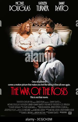 The War of the Roses (1989) réalisé par Danny DeVito et mettant en vedette Michael Douglas, Kathleen Turner et Danny DeVito. Le mariage autrefois parfait d’un couple riche implose dans une bataille vicieuse et croissante sur leur maison et leurs biens. Photographie d'une affiche américaine originale de 1989 À USAGE ÉDITORIAL EXCLUSIF. Crédit : BFA / 20th Century Fox Banque D'Images