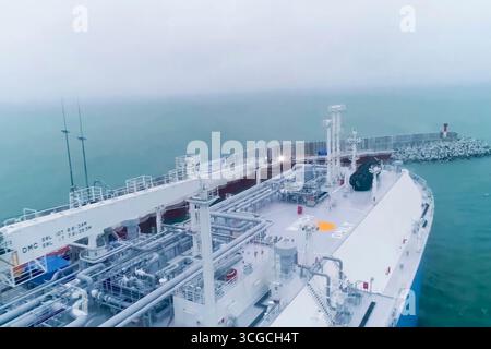 Méthanier, équipement sur le pont-citerne. Robinets-vannes de tuyauterie Banque D'Images