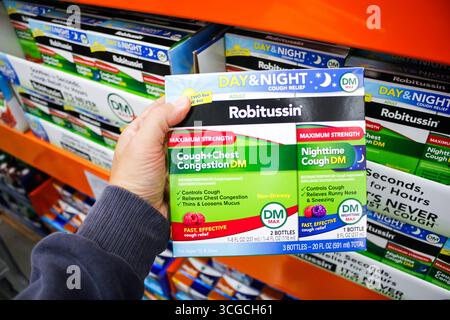 Los Angeles, Californie, États-Unis - 2020 : vue d'une main tenant un paquet de Robitussin Day and Night toux Syrup, au magasin. Banque D'Images