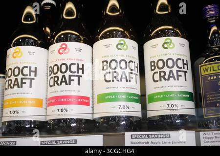 Los Angeles, Californie, États-Unis - 02-19-2020 : une vue de plusieurs bouteilles de Booch Craft High Alcohol Kombucha, au magasin. Banque D'Images