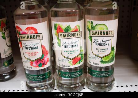 Los Angeles, Californie, États-Unis - 02-19-2020 : une vue de plusieurs bouteilles de vodka Smirnoff Zero Sugar infusions, au magasin. Banque D'Images