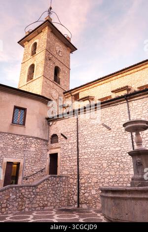 Bâtiments médiévaux dans une petite ville s'illumina d'une lumière d'or. Vico nel Lazio, Lazio. Italie Banque D'Images