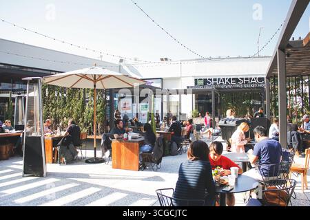Los Angeles, Californie, États-Unis - 2020-02-02 : une vue de la terrasse extérieure de la salle à manger communautaire pour le centre commercial connu sous le nom de Westfield Century City. Banque D'Images