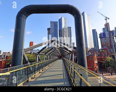 Passerelle piétonne à Castlefield dans le centre-ville de Manchester reliant l'arrêt de tramway Metrolink aux services National Rail à la gare Deansgate Banque D'Images
