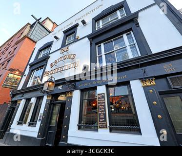 Extérieur du Britons protection, une maison publique historique de bière réelle sur Great Bridgewater Street dans le centre-ville de Manchester, Angleterre, Royaume-Uni. Le Grade II Banque D'Images