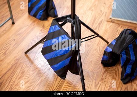 Une vue des sacs de sable utilisés dans un environnement de production de médias, spécifiquement utilisés pour maintenir un support d'éclairage. Banque D'Images