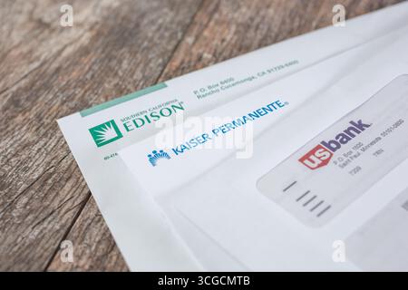 Los Angeles, Californie, États-Unis - 04-30-2020, une vue rapprochée de plusieurs billets de sociétés vedettes, sur une surface en bois. Banque D'Images