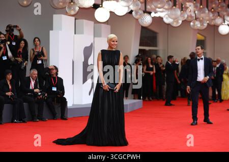 27 août 2025, Venise, Vénétie, Italie : JULIA DUCOURNAU sur le tapis rouge pour la première projection de 'la Grazia' au 82ème Festival du film de Venise au Lido de Venise, Italie. (Crédit image : © Mickael Chavet/ZUMA Press Wire) USAGE ÉDITORIAL SEULEMENT ! Non destiné à UN USAGE commercial ! Banque D'Images