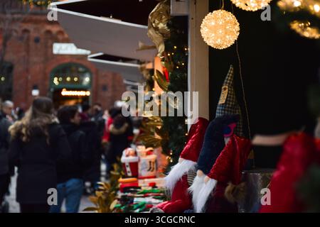 20 décembre 2022 - Toronto, Ontario, Canada : kiosque des vendeurs du marché de Noël au Distillery District de Toronto Banque D'Images