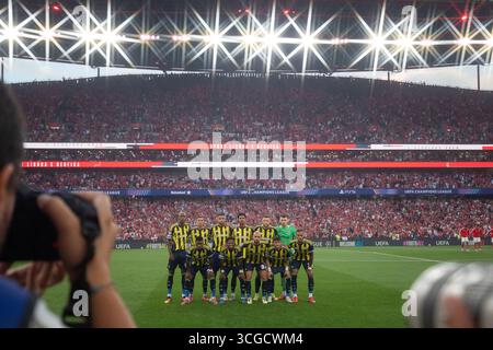 27 août 2025. Lisbonne, Portugal. Les joueurs de Fenerbahce posent pour une photo d'équipe avant le début du match de la 2ème étape des éliminatoires qualificatifs pour l'UEFA Champions League, Benfica vs Fenerbahce crédit : Alexandre de Sousa/Alamy Live News Banque D'Images