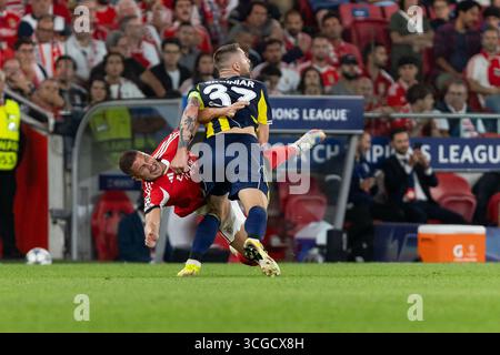 27 août 2025. Lisbonne, Portugal. L'attaquant Benfica de Croatie FRANJO IVANOVIC (9) et le défenseur de Fenerbahce de Slovaquie MILAN SKRINIAR (37) en action lors du match de la 2ème étape des éliminatoires qualificatifs pour l'UEFA Champions League, Benfica vs Fenerbahce Credit : Alexandre de Sousa/Alamy Live News Banque D'Images