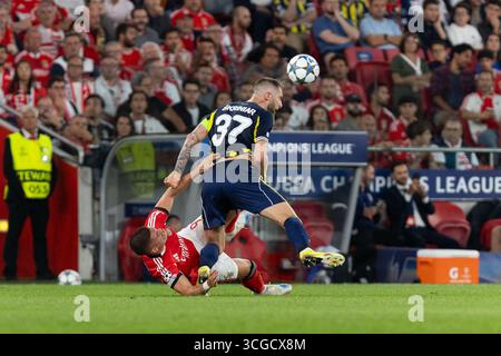 27 août 2025. Lisbonne, Portugal. L'attaquant Benfica de Croatie FRANJO IVANOVIC (9) et le défenseur de Fenerbahce de Slovaquie MILAN SKRINIAR (37) en action lors du match de la 2ème étape des éliminatoires qualificatifs pour l'UEFA Champions League, Benfica vs Fenerbahce Credit : Alexandre de Sousa/Alamy Live News Banque D'Images