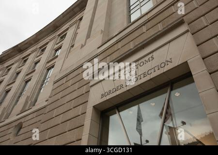 Washington, D.C, États-Unis - 7 juin 2025 : un soleil nuageux de l'après-midi illumine le siège des douanes et de la protection des frontières des États-Unis dans le Ronald Regan Federal Banque D'Images