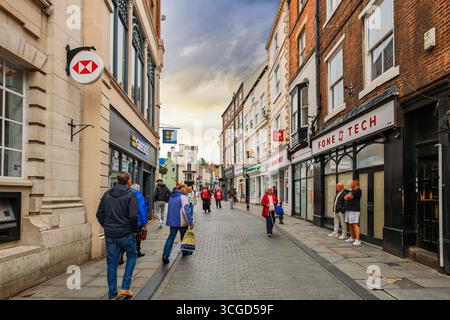 La colline historique Saddler Street, pleine de boutiques, pubs et cafés, dans la ville de Durham dans le nord-est de l'Angleterre, abrite la célèbre cathédrale. Banque D'Images