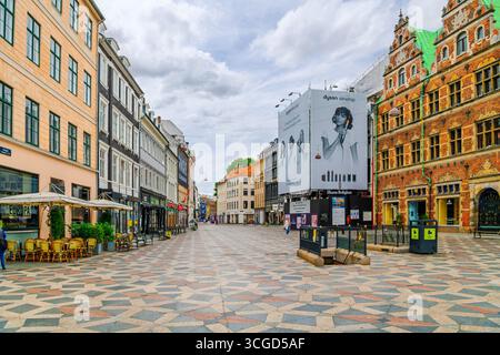 Vue matinale sur Strøget, une zone commerçante piétonne et sans voiture et l'une des plus longues rues commerçantes d'Europe, à Copenhague, au Danemark Banque D'Images