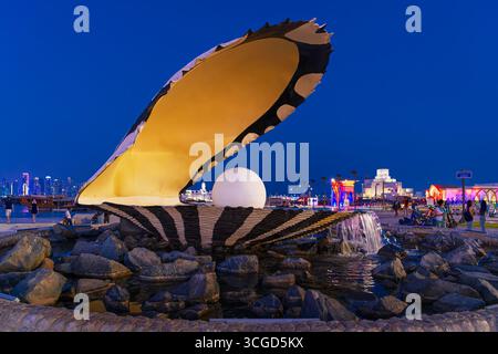 Vue en soirée du Monument de la perle illuminé et de la fontaine à l'entrée du port de Doha sur la corniche de Doha Qatar. Banque D'Images