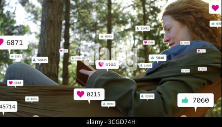 Femme couchée lisant le livre dans un hamac vert parmi les pins ensoleillés, avec des icônes de médias sociaux Banque D'Images