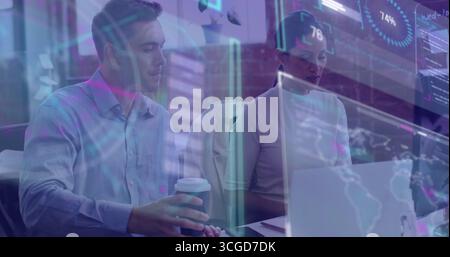 Analyse des collègues examinant les graphiques de données au bureau de la salle de conférence, avec ordinateur portable et tasse à café Banque D'Images