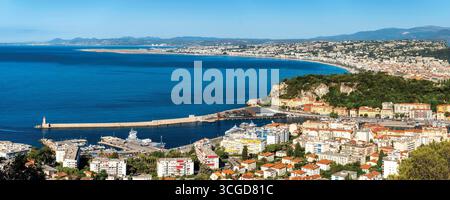 Grand angle vue panoramique sur Port Lympia le Port de Nice avec la baie de Nice et la ville en arrière-plan, Alpes Maritimes, Côte d'Azur, France Banque D'Images