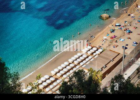 Vue haute angle SUR LES eaux cristallines d'une plage avec parasols et les gens appréciant la mer, Villefranche-sur-mer, Alpes Maritimes, Coted'Azur, Fra Banque D'Images