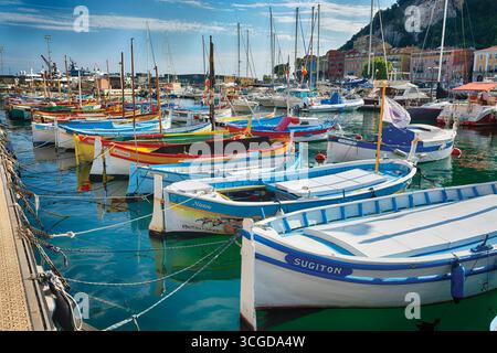 Rangée de petits bateaux de pêche colorés dans le port de Nice, Côte d'Azur, France Banque D'Images