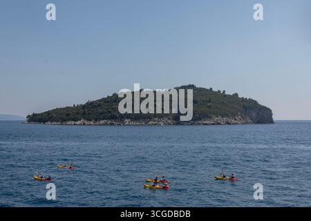Vue sur l'île de Lokrum Buza Bar est une plage située en dehors des murs de la vieille ville de Dubrovnik Dubrovnik est une ville sur la côte sud de la Dalmatie Banque D'Images