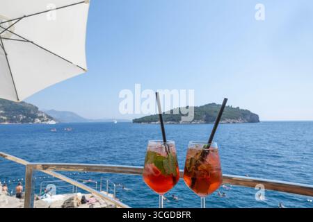 Vue sur l'île de Lokrum Buza Bar est une plage située en dehors des murs de la vieille ville de Dubrovnik Dubrovnik est une ville sur la côte sud de la Dalmatie Banque D'Images