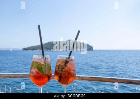 Vue sur l'île de Lokrum Buza Bar est une plage située en dehors des murs de la vieille ville de Dubrovnik Dubrovnik est une ville sur la côte sud de la Dalmatie Banque D'Images