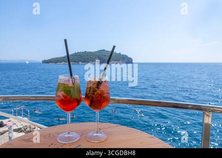 Vue sur l'île de Lokrum Buza Bar est une plage située en dehors des murs de la vieille ville de Dubrovnik Dubrovnik est une ville sur la côte sud de la Dalmatie Banque D'Images