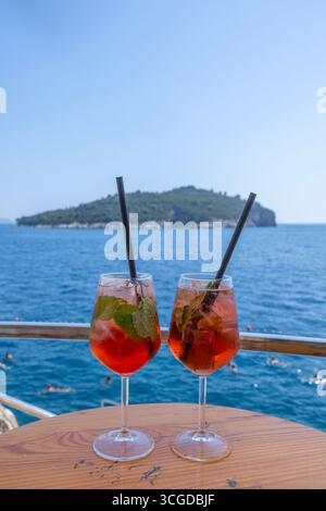 Vue sur l'île de Lokrum Buza Bar est une plage située en dehors des murs de la vieille ville de Dubrovnik Dubrovnik est une ville sur la côte sud de la Dalmatie Banque D'Images