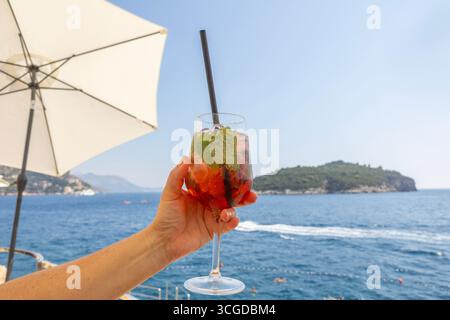 Vue sur l'île de Lokrum Buza Bar est une plage située en dehors des murs de la vieille ville de Dubrovnik Dubrovnik est une ville sur la côte sud de la Dalmatie Banque D'Images