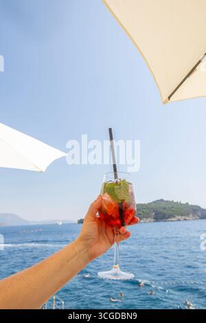 Vue sur l'île de Lokrum Buza Bar est une plage située en dehors des murs de la vieille ville de Dubrovnik Dubrovnik est une ville sur la côte sud de la Dalmatie Banque D'Images