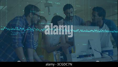 Collaboration de collègues examinant la superposition de données sur le moniteur d'ordinateur dans le bureau ouvert, avec porte-stylo Banque D'Images