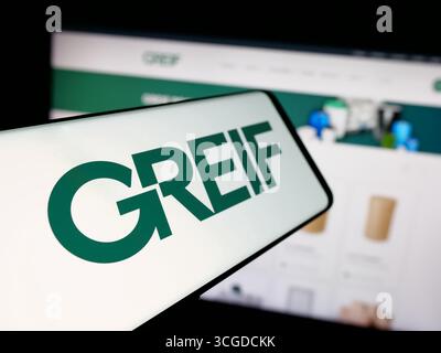 Dans cette illustration photo, un smartphone avec le logo de la société de fabrication américaine Greif Inc est vu sur l'écran en face du site Web. Banque D'Images