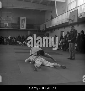 Série d'archives de photos d'une compétition de judo dans le gymnase de l'Institut pédagogique de Sloviansk, 1986, montrant des étudiants-athlètes pendant les matchs, comme un symbole de rivalité sportive pacifique pendant l'ère de la Perestroïka Banque D'Images